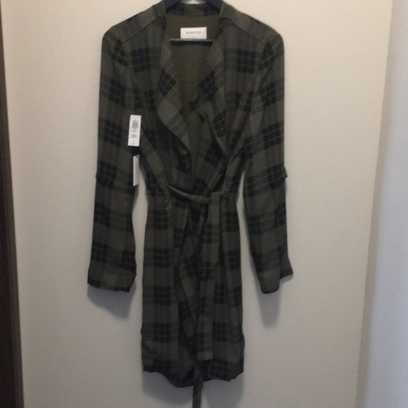 Aritzia  Quincy trench by Babaton - Picture 5 of 7